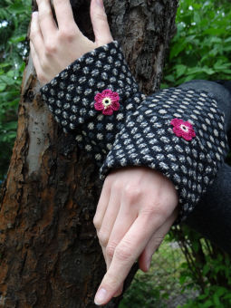 Romantische Armstulpen mit Häkelblume