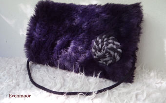 Muff aus Kunstfell dunkel Violett mit Schneckenspirale aus Wolle