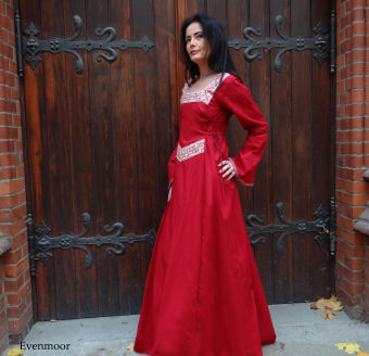 Kleid Mittelalter Blutrot ohne Kapuze mit breiter Borte Larp