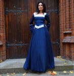 Kleid Mittelalter Nachtblau Borte Weiß und hellblau mit leichten Trompetenärmeln