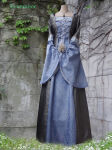 Mittelalterkleid aus hellblauem Taft mit grauem Crinkel...
