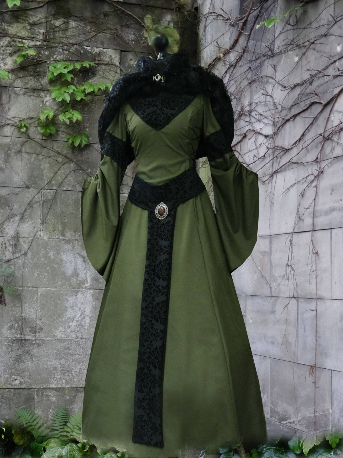 Mittelalterkleid Samtgürtel Fellumhang grün schwarz Kleid Mittelalter Samt