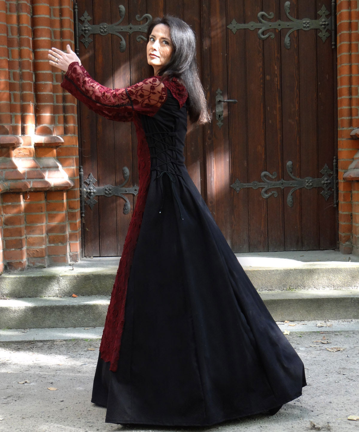 Abendkleid Französische Spitze weinrot schwarz Medieval Dress Brautkleid